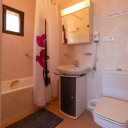 Villa Ref 147) 10 Persons *