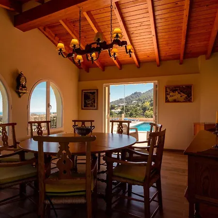 Villa Ref 147) 10 Persons