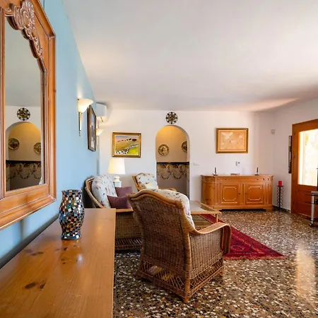 Villa Ref 147) 10 Persons