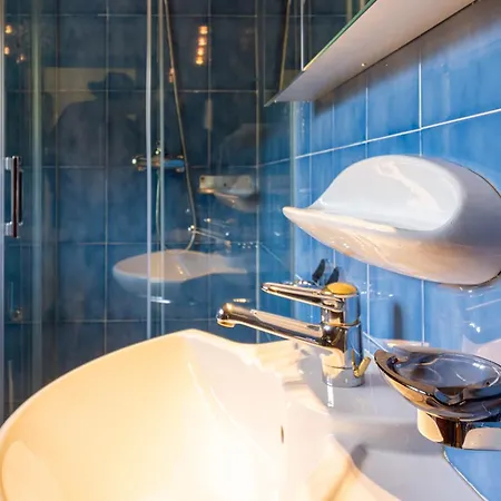 Ref 147) 10 Persons *